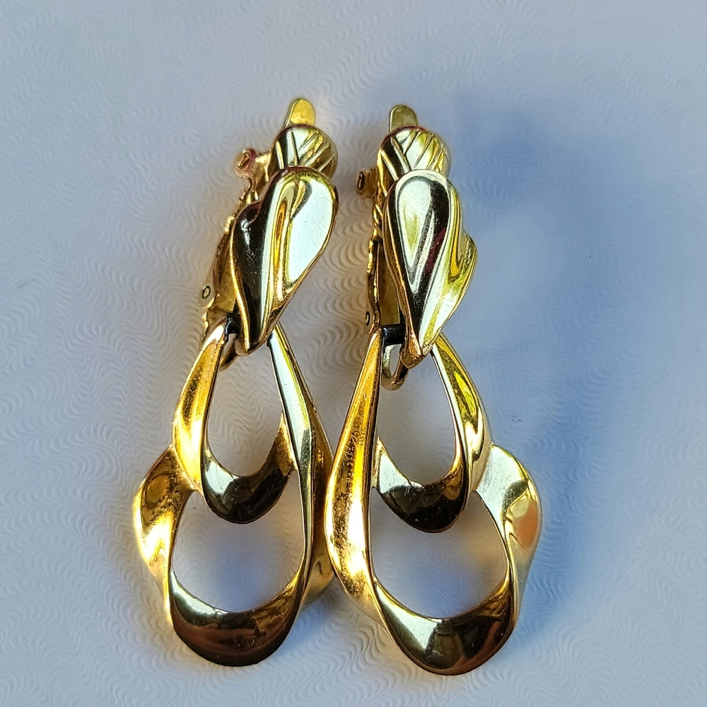 Trifari Vtg Clip On Earrings